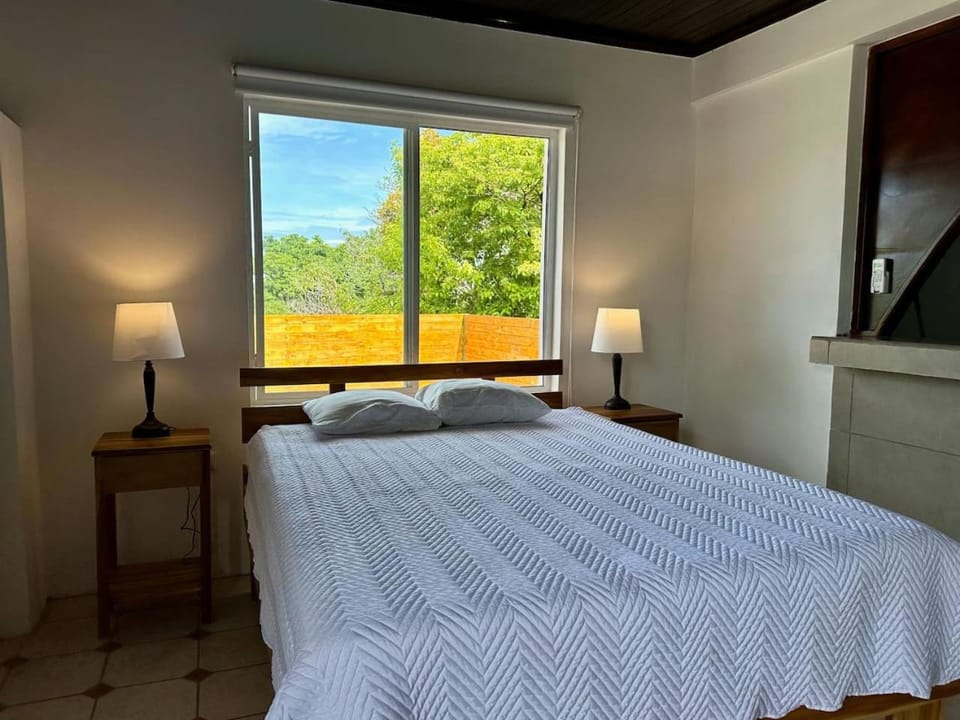 Casa Blanca Manuel Antonio B3, Central, Pool, Gated Apartment in Quepos