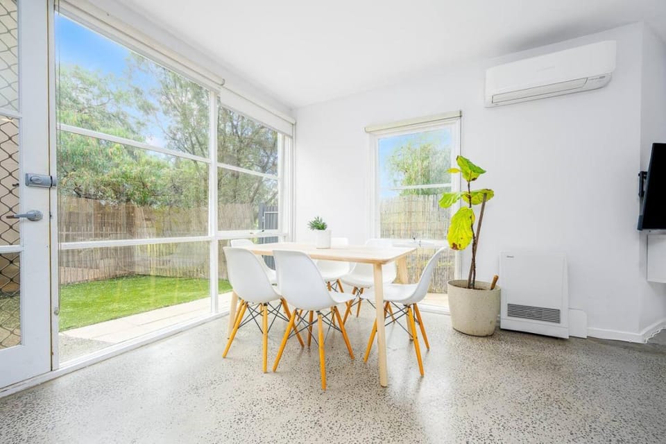 Leafy 3BR Kensington Escape with Park Views and Parking House in Melbourne