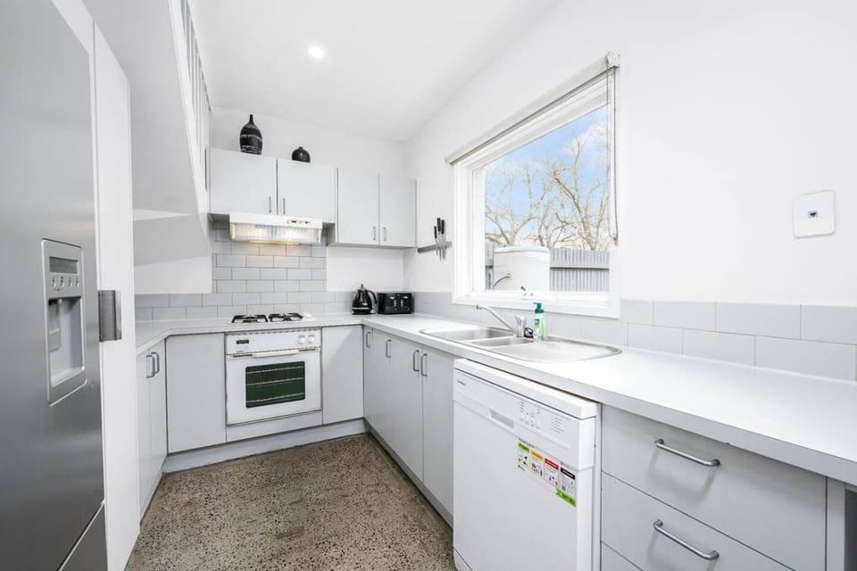 Leafy 3BR Kensington Escape with Park Views and Parking House in Melbourne