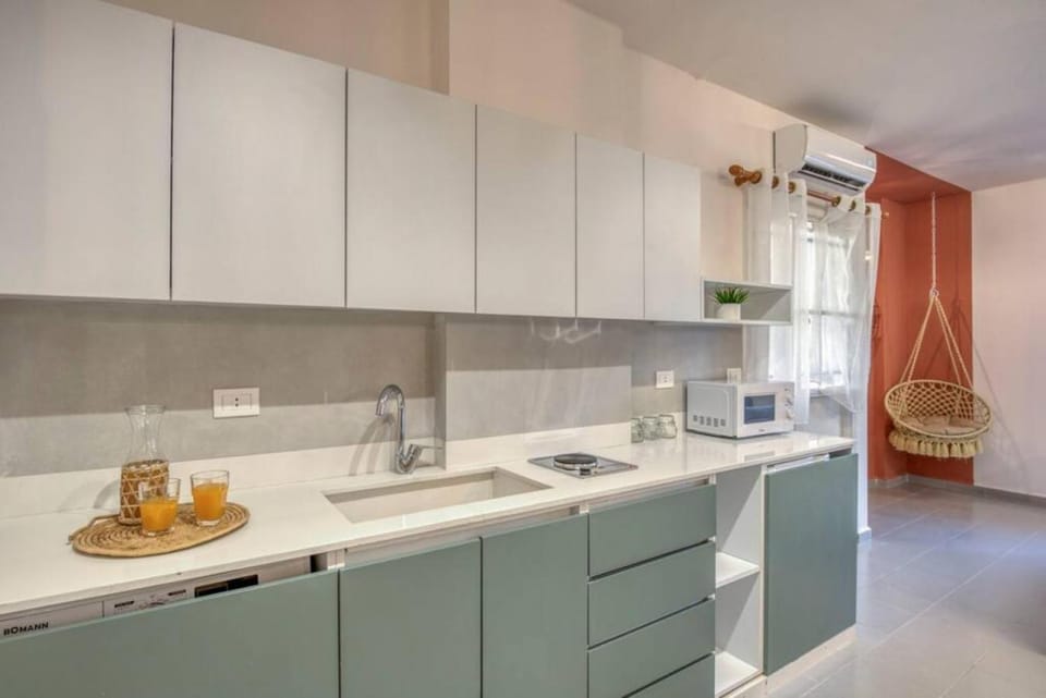 Coffee/tea facilities, Kitchen or kitchenette, microwave, minibar, stove, air conditioner