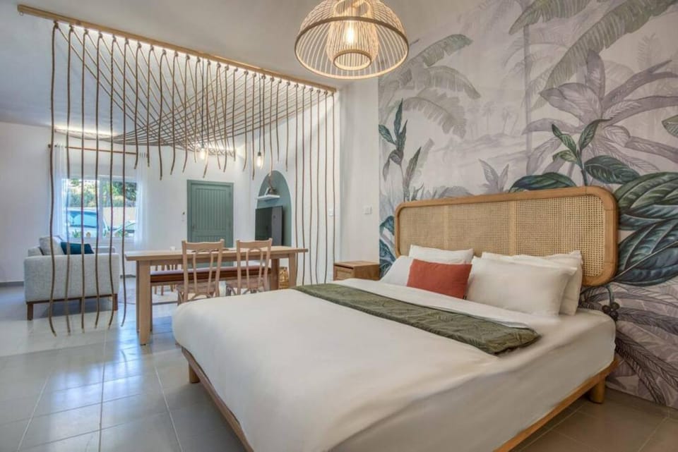 Bed, towels, air conditioner