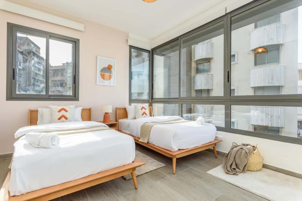 Bed, Photo of the whole room, Bedroom, Quiet street view, towels, air conditioner