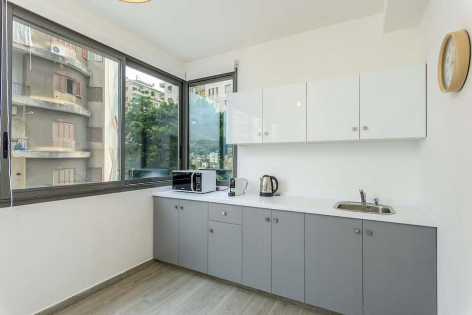 Coffee/tea facilities, microwave, oven, stove, kitchen