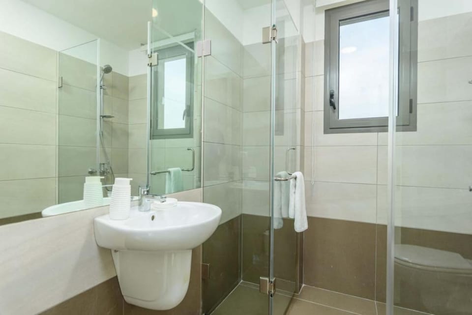 Shower, Toilet, Bathroom, towels