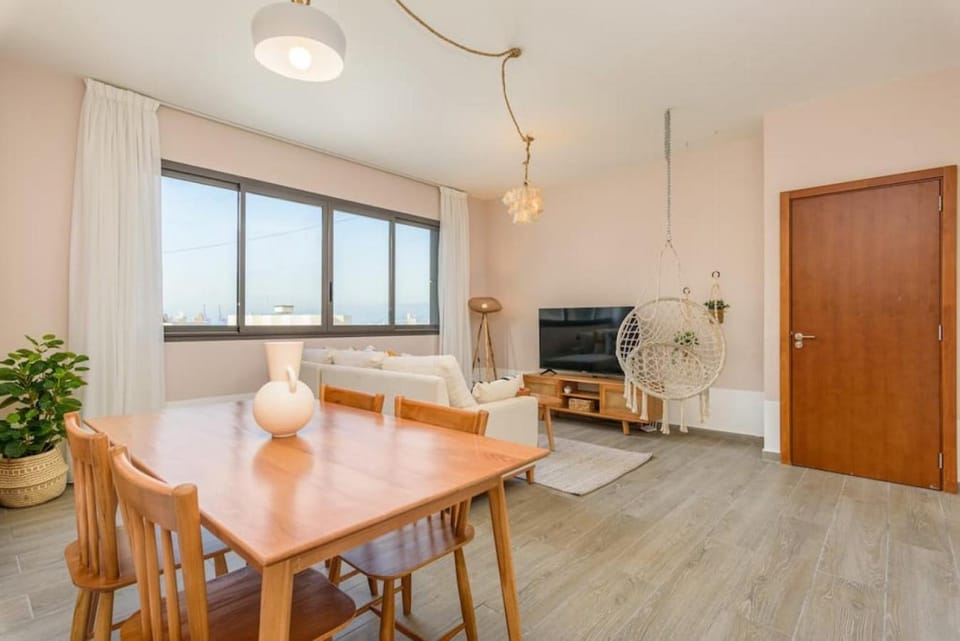 TV and multimedia, Living room, Seating area, Dining area, air conditioner