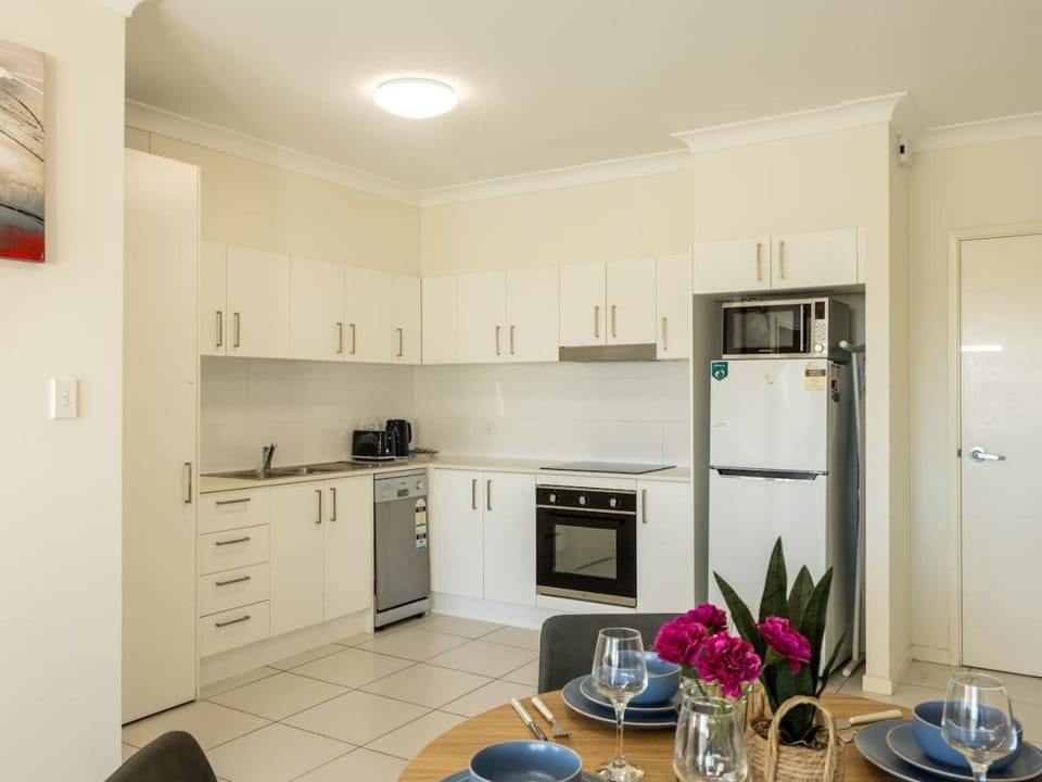 Cozy 1BR Unit in Springwood Great Location Parking Apartment in Brisbane