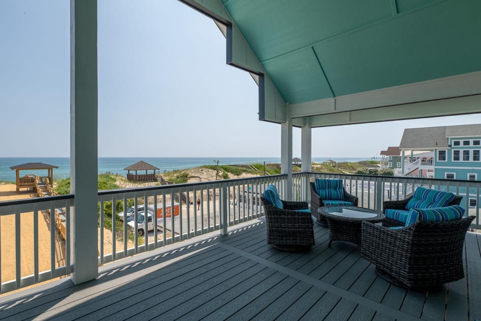 Salty Sunrise - Nags Head MP 15.5, Oceanfront, Elevator, Free Heated Pool, Tiki Bar, Hot Tub, Pets OK House in Nags Head