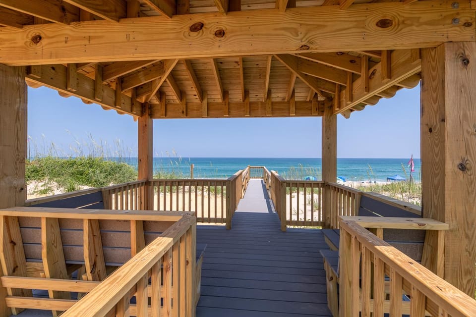 Salty Sunrise - Nags Head MP 15.5, Oceanfront, Elevator, Free Heated Pool, Tiki Bar, Hot Tub, Pets OK House in Nags Head
