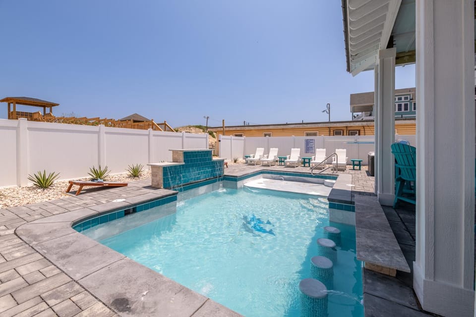 Salty Sunrise - Nags Head MP 15.5, Oceanfront, Elevator, Free Heated Pool, Tiki Bar, Hot Tub, Pets OK House in Nags Head