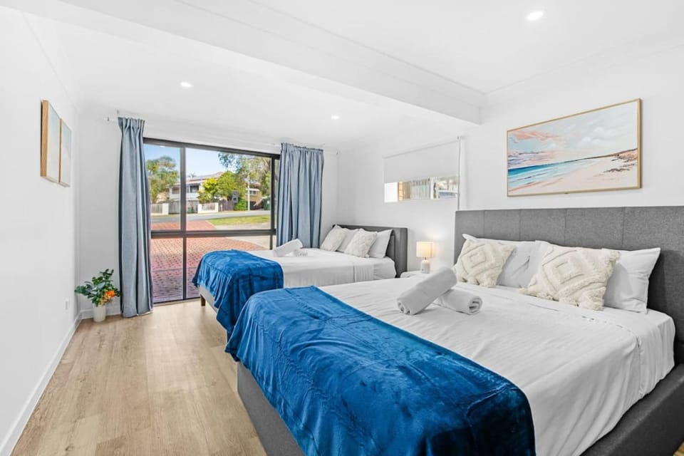 Spacious Studio Twin Q Beds Sleep 4 Budget Friendly House in Brisbane