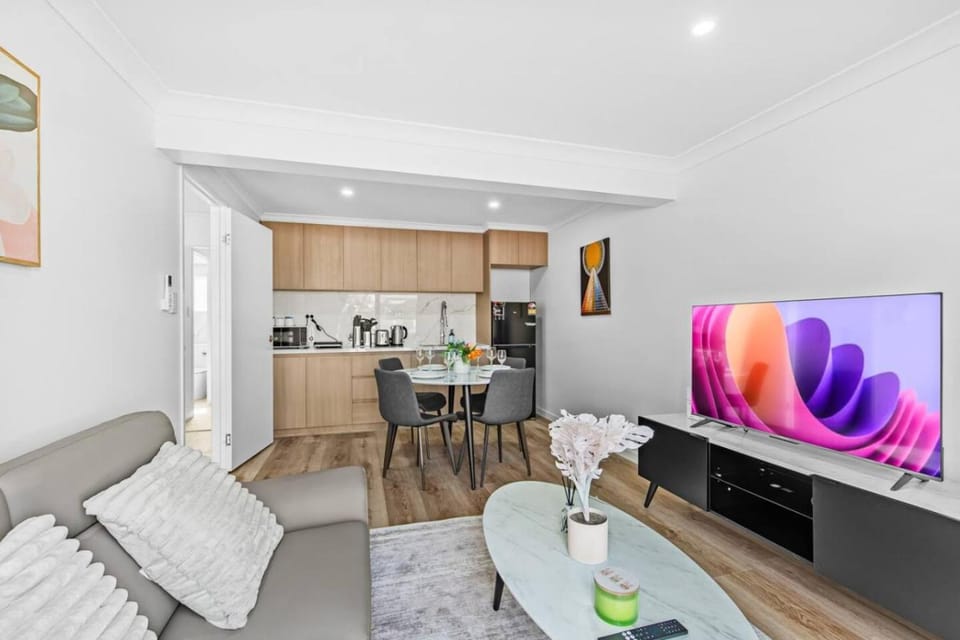 Spacious Studio Twin Q Beds Sleep 4 Budget Friendly House in Brisbane