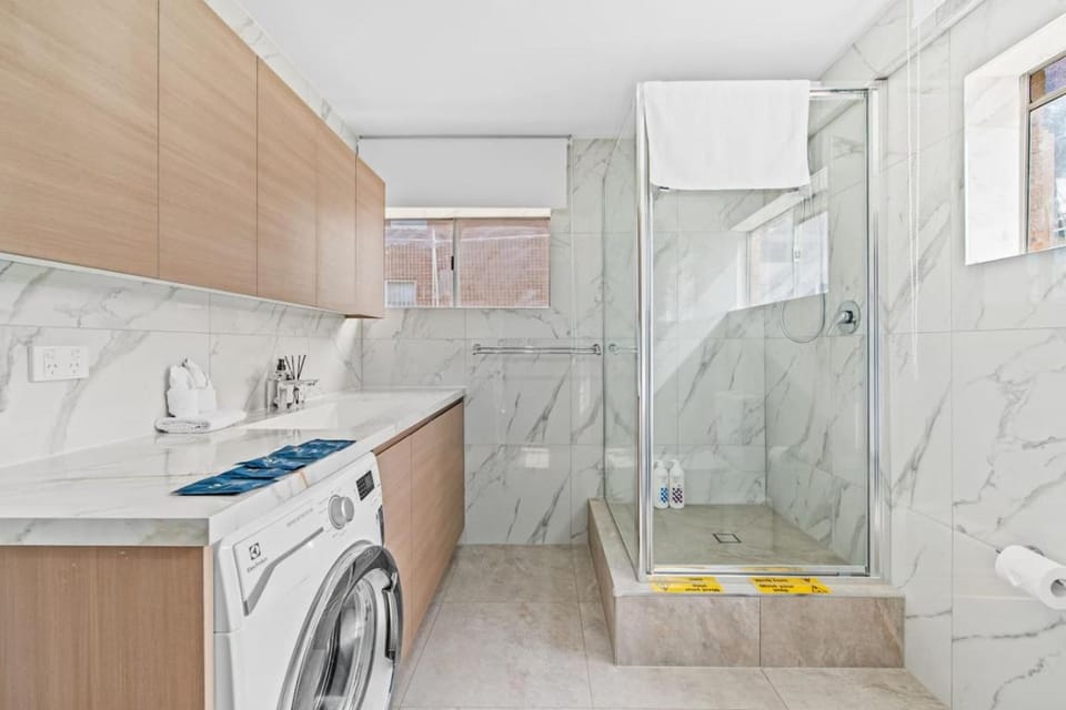 Spacious Studio Twin Q Beds Sleep 4 Budget Friendly House in Brisbane