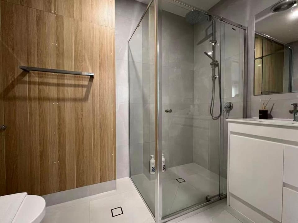 Private Spacious Studio King Bed Walk to Hubs House in Brisbane
