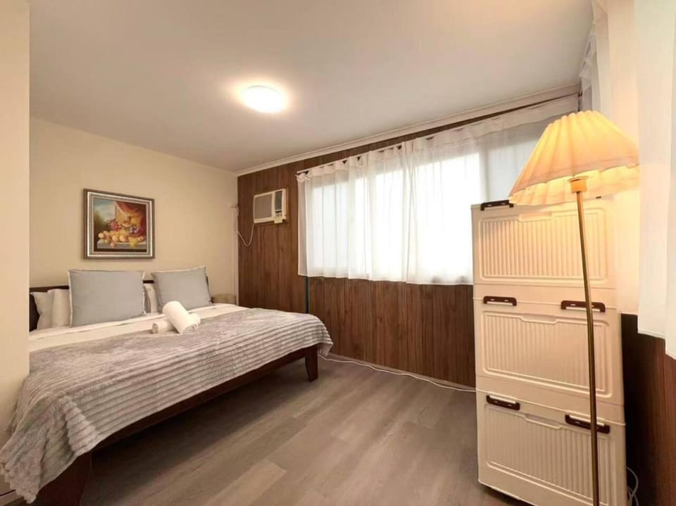 Private Spacious Studio King Bed Walk to Hubs House in Brisbane