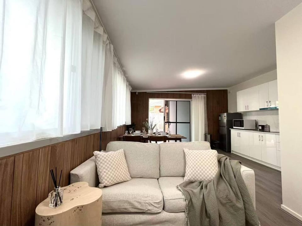 Private Spacious Studio King Bed Walk to Hubs House in Brisbane
