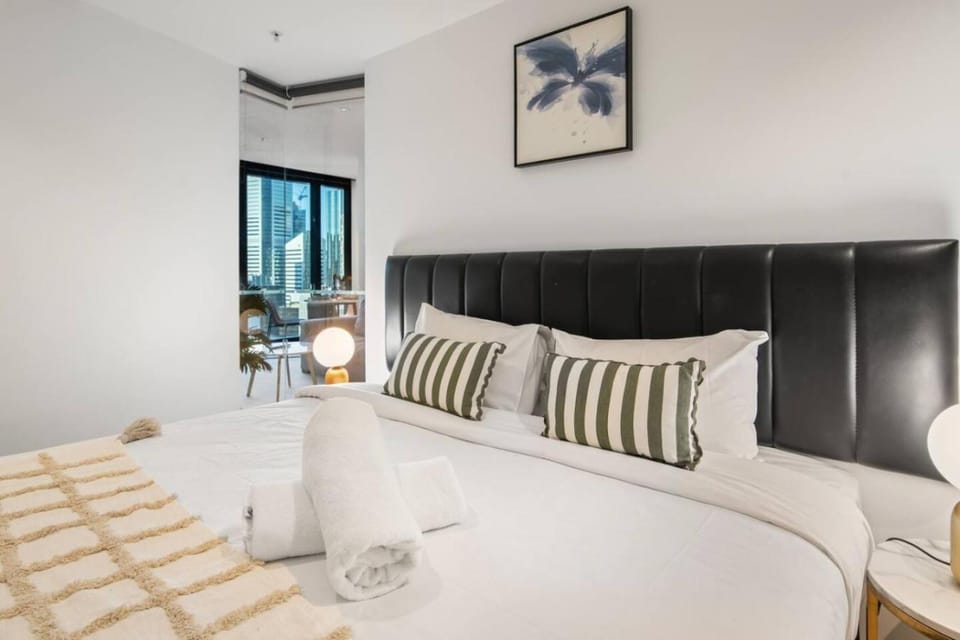 Sky Tower Elegance Balcony Gym Pool and CBD Access Apartment in Kangaroo Point