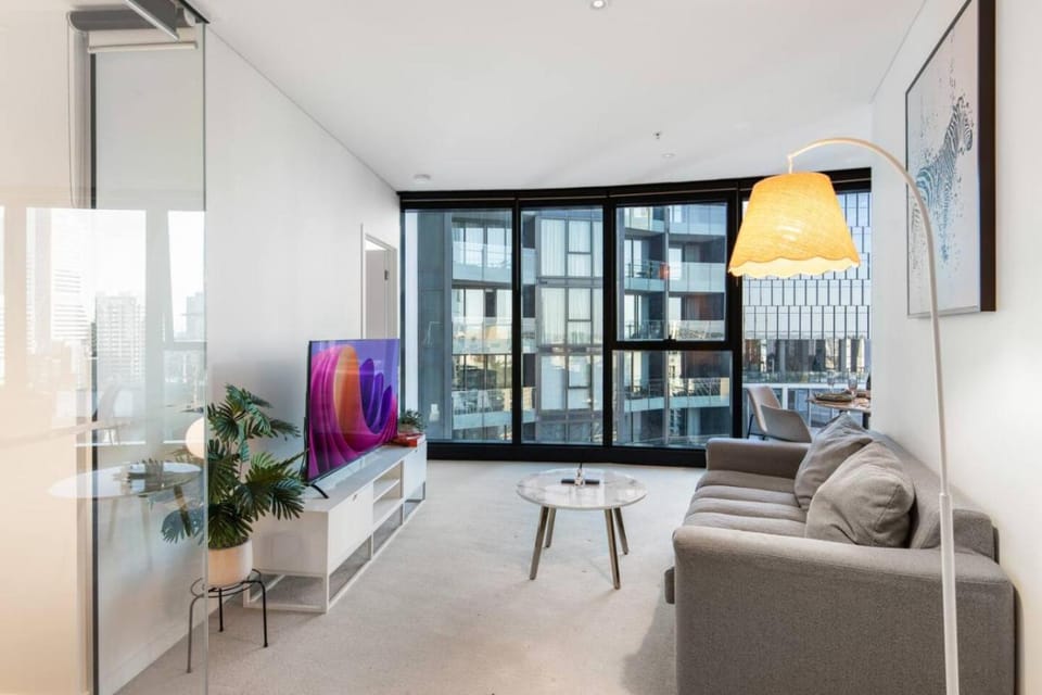 Sky Tower Elegance Balcony Gym Pool and CBD Access Apartment in Kangaroo Point