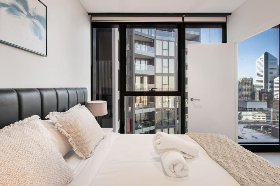 Sky Tower Elegance Balcony Gym Pool and CBD Access Apartment in Kangaroo Point