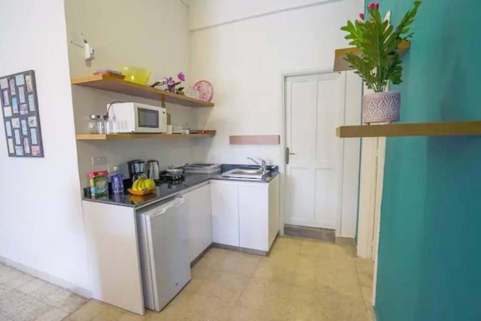 Coffee/tea facilities, Kitchen or kitchenette, microwave, minibar, stove