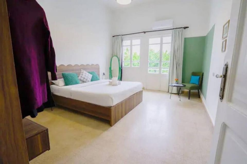 Bed, Seating area, Bedroom, towels, air conditioner