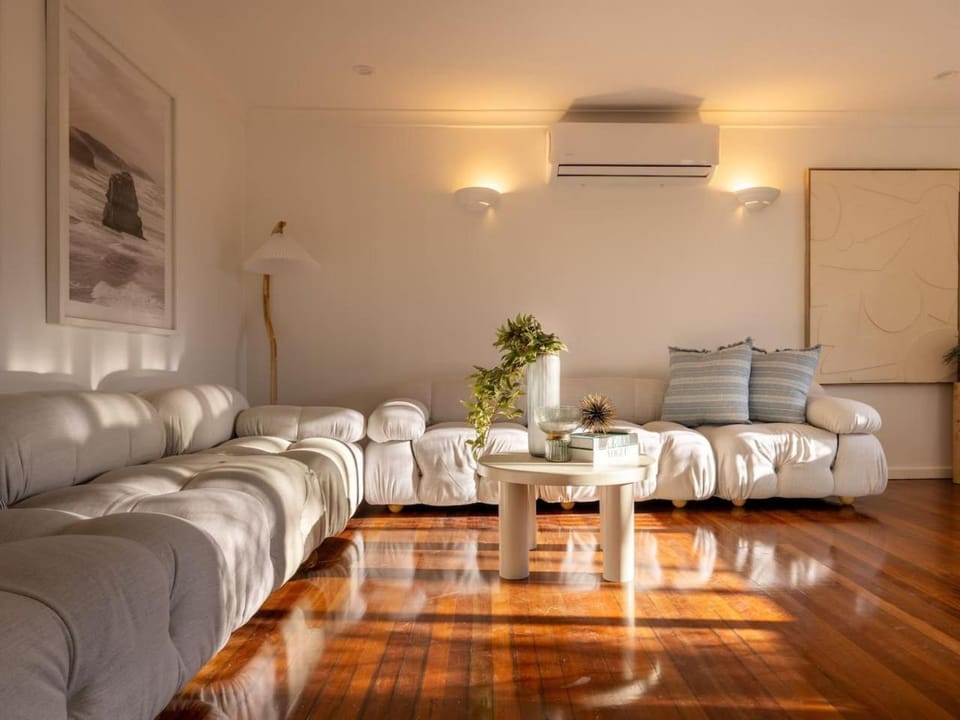 Tropical Tranquility Spacious Family Leafy Oasis House in Brisbane