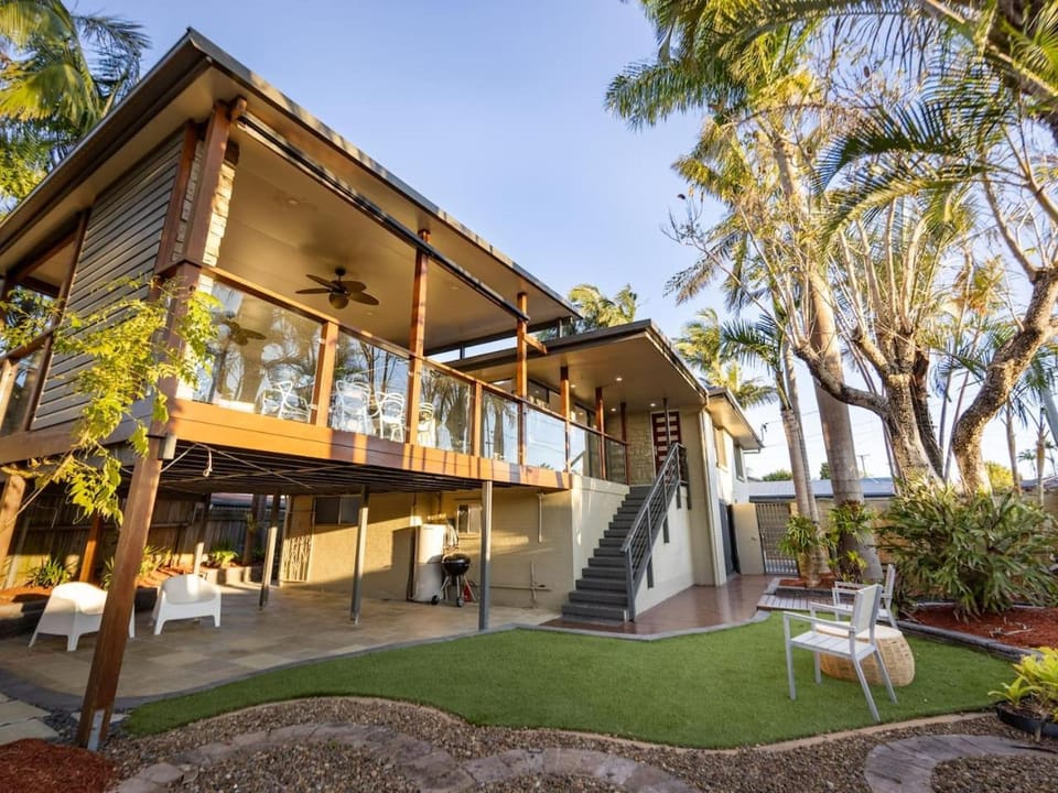 Tropical Tranquility Spacious Family Leafy Oasis House in Brisbane