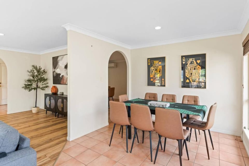 Spacious 4BR Family Home in Capalaba Local Charm House in Capalaba