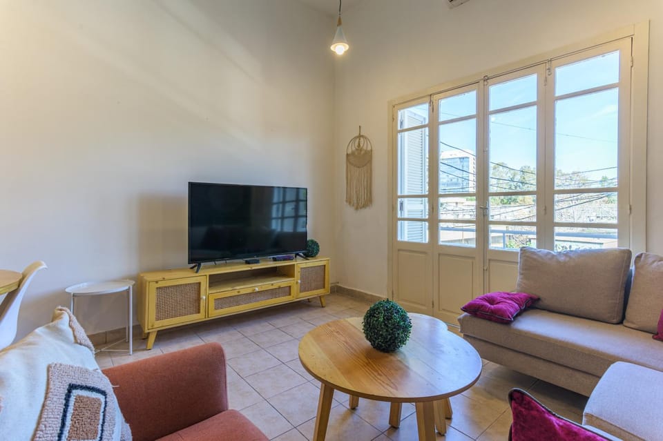 TV and multimedia, View (from property/room), Living room, Seating area, City view