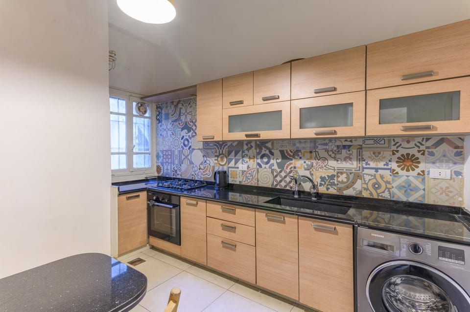 Coffee/tea facilities, microwave, oven, stove, washing machine, kitchen