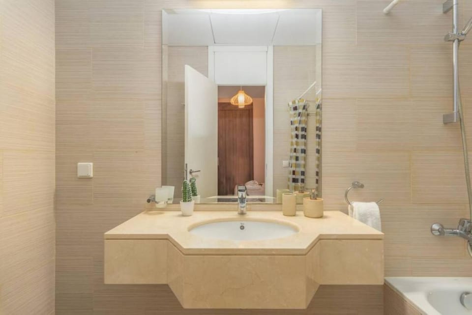 Shower, Toilet, Bathroom, Bath, towels