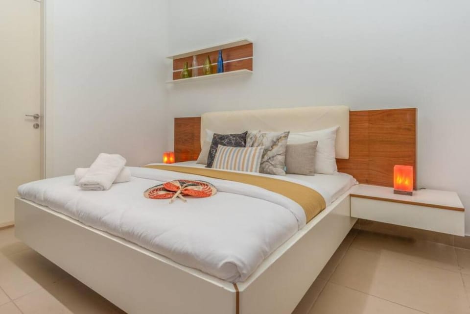 Bed, Bedroom, towels, air conditioner