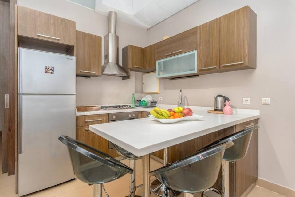 Coffee/tea facilities, Dining area, microwave, oven, stove, kitchen