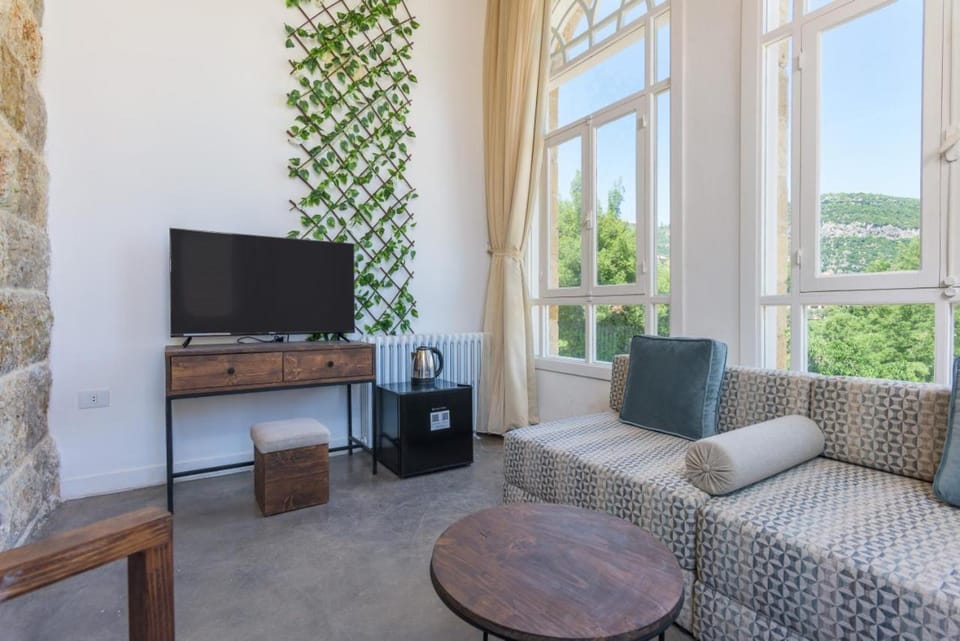 TV and multimedia, Living room, Seating area, air conditioner