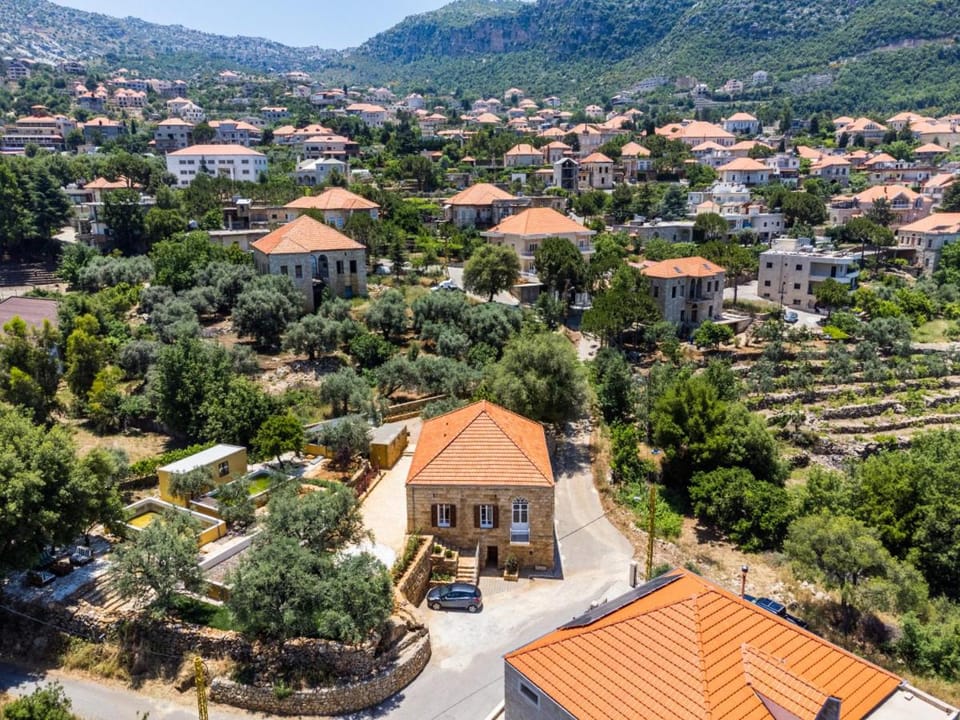 Property building, Nearby landmark, Neighbourhood, Mountain view, Location