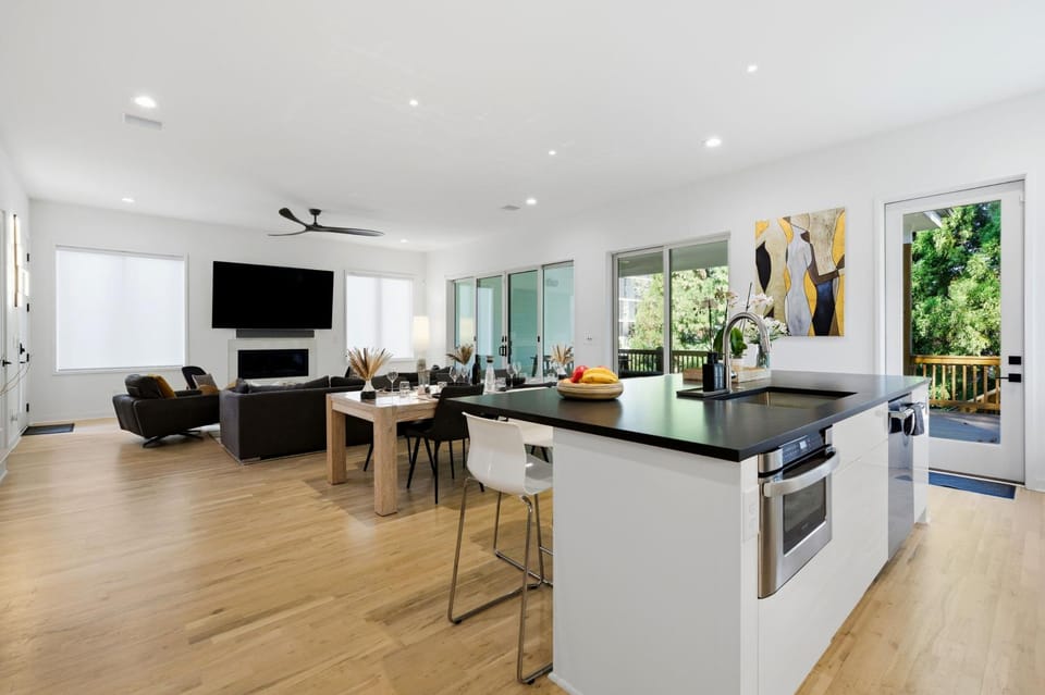 Kitchen or kitchenette, Living room, Dining area