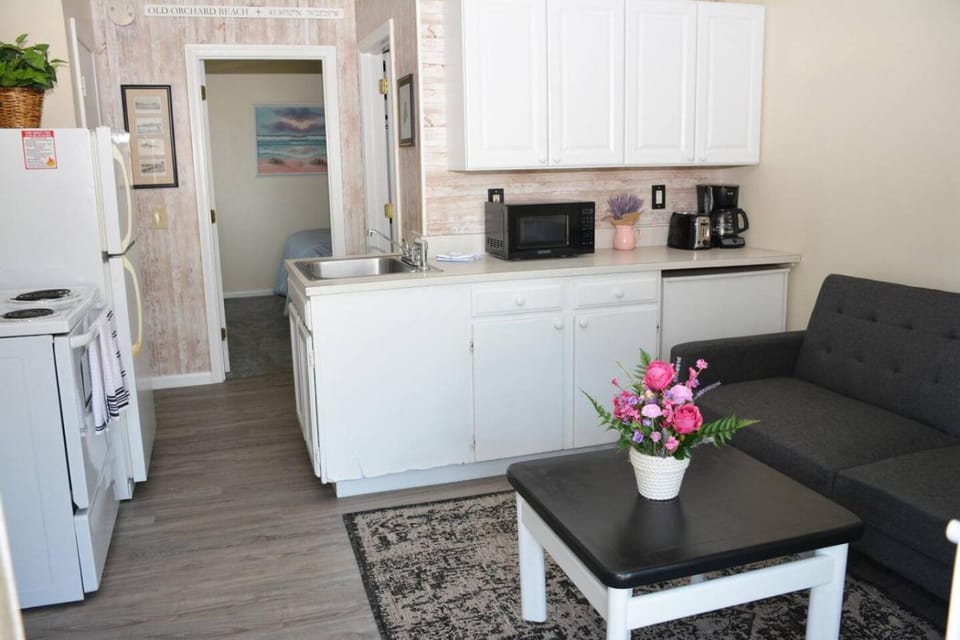 68 East Grand 1 - One-Bedroom Suite by the Beach Apartment in Old Orchard Beach