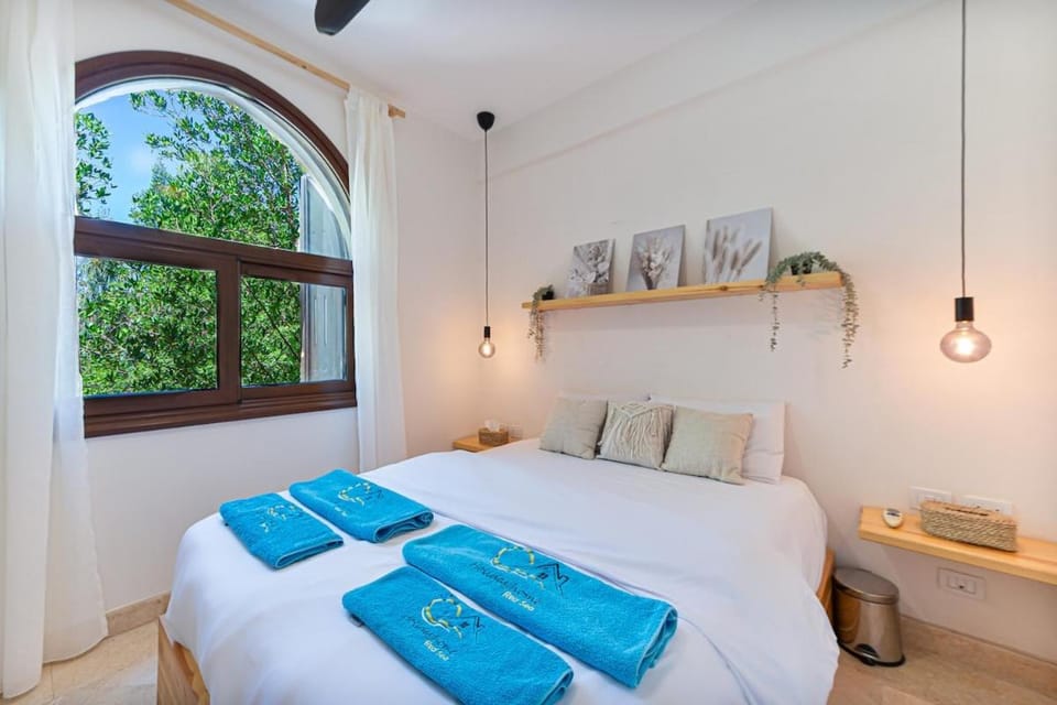 Bed, Bedroom, towels