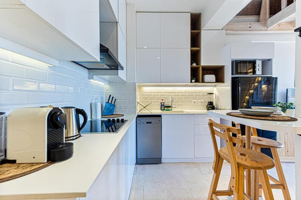 Kitchen or kitchenette, Dining area, dishwasher, stove