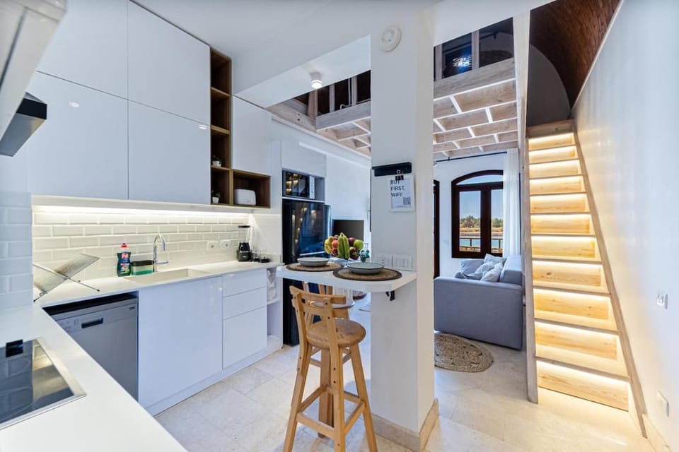 Kitchen or kitchenette, Dining area, dishwasher, stove