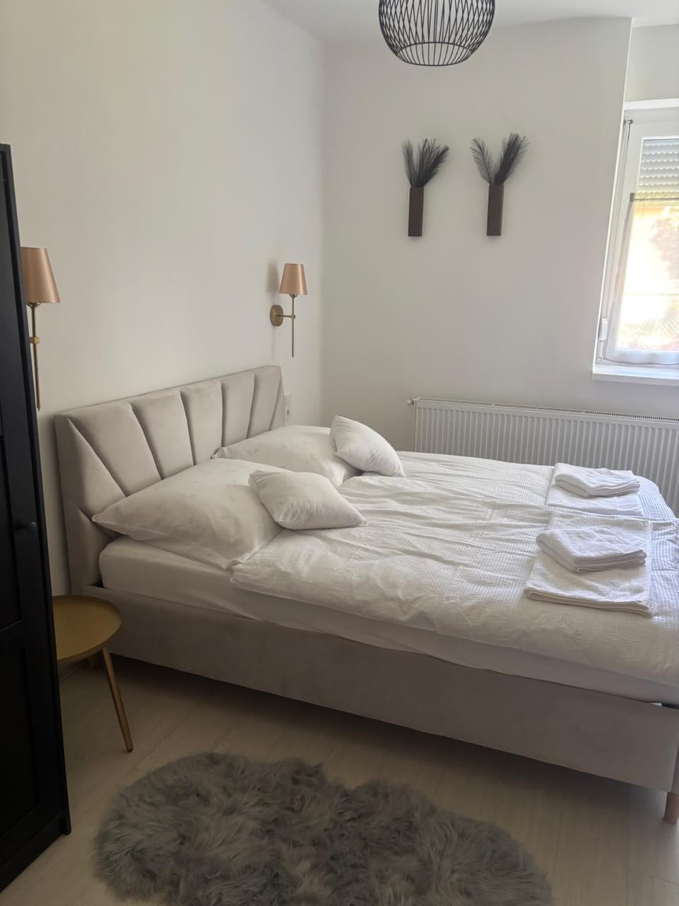 Bed, Photo of the whole room, Bedroom, towels