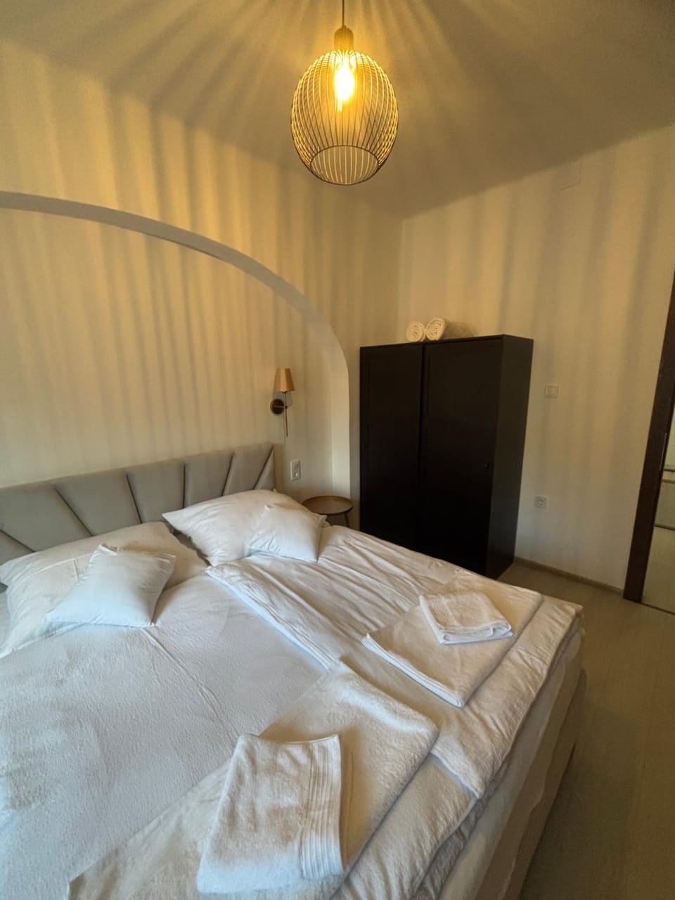 Bed, Photo of the whole room, wardrobe