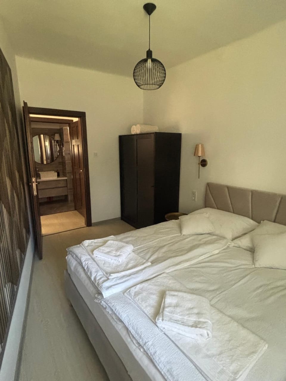 Bed, Photo of the whole room, wardrobe