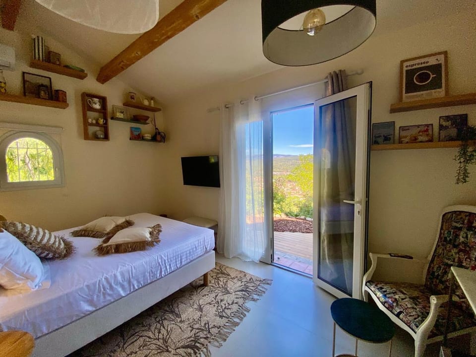 Bed, TV and multimedia, Photo of the whole room, Bedroom, Garden view