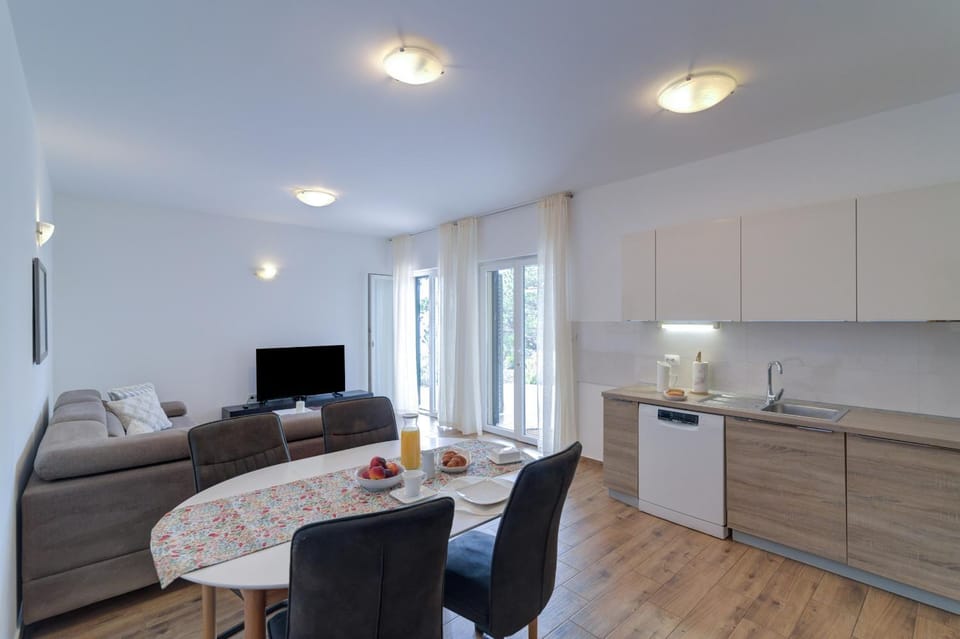 TV and multimedia, Kitchen or kitchenette, Living room, Seating area, Dining area
