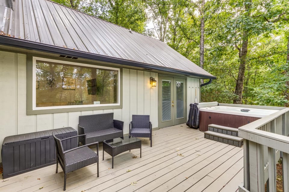 Woodsy Retreat w/ Deck & Views in Dahlonega! House in Georgia