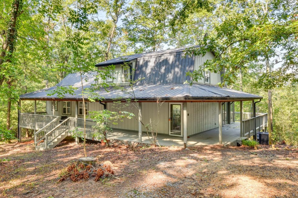Woodsy Retreat w/ Deck & Views in Dahlonega! House in Georgia