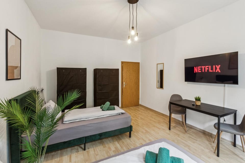 Bed, TV and multimedia, Photo of the whole room, Evening entertainment, Bedroom, towels