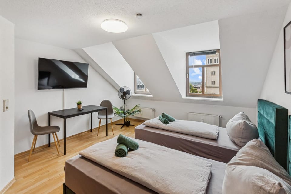 Bed, TV and multimedia, Photo of the whole room, Seating area, Evening entertainment, Bedroom