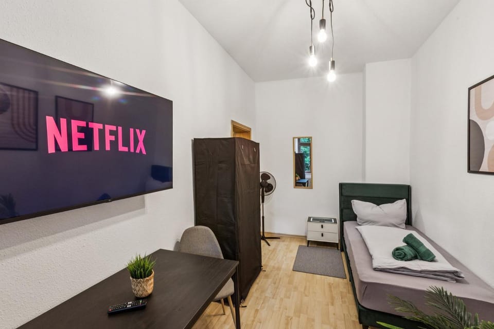 Bed, TV and multimedia, Photo of the whole room, Evening entertainment, Bedroom