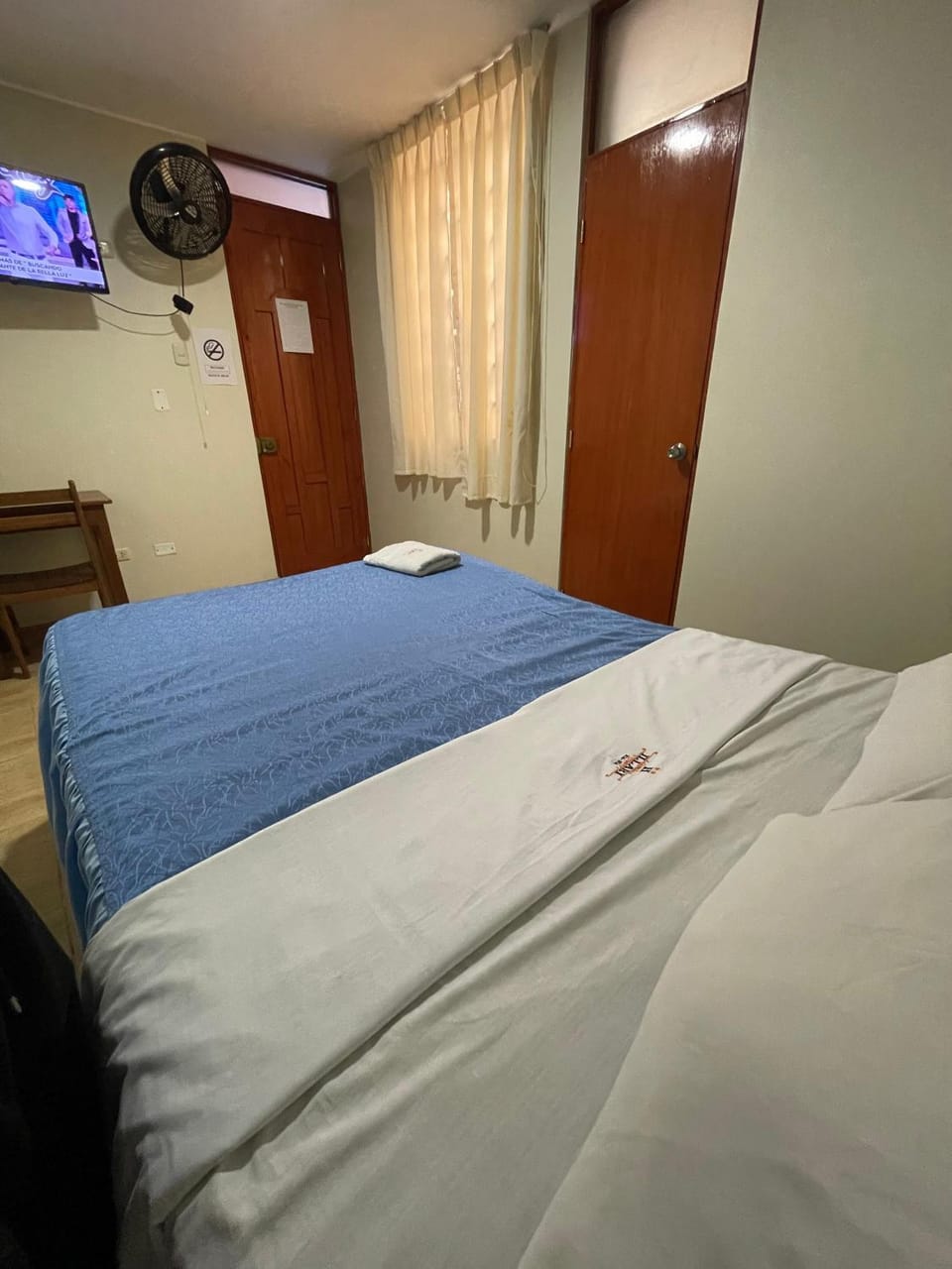Bed, TV and multimedia, Photo of the whole room, Bedroom